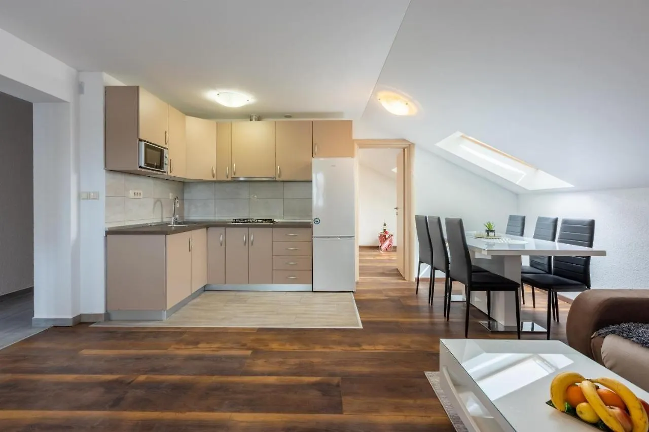 Apartments Mirela Crikvenica 0*,