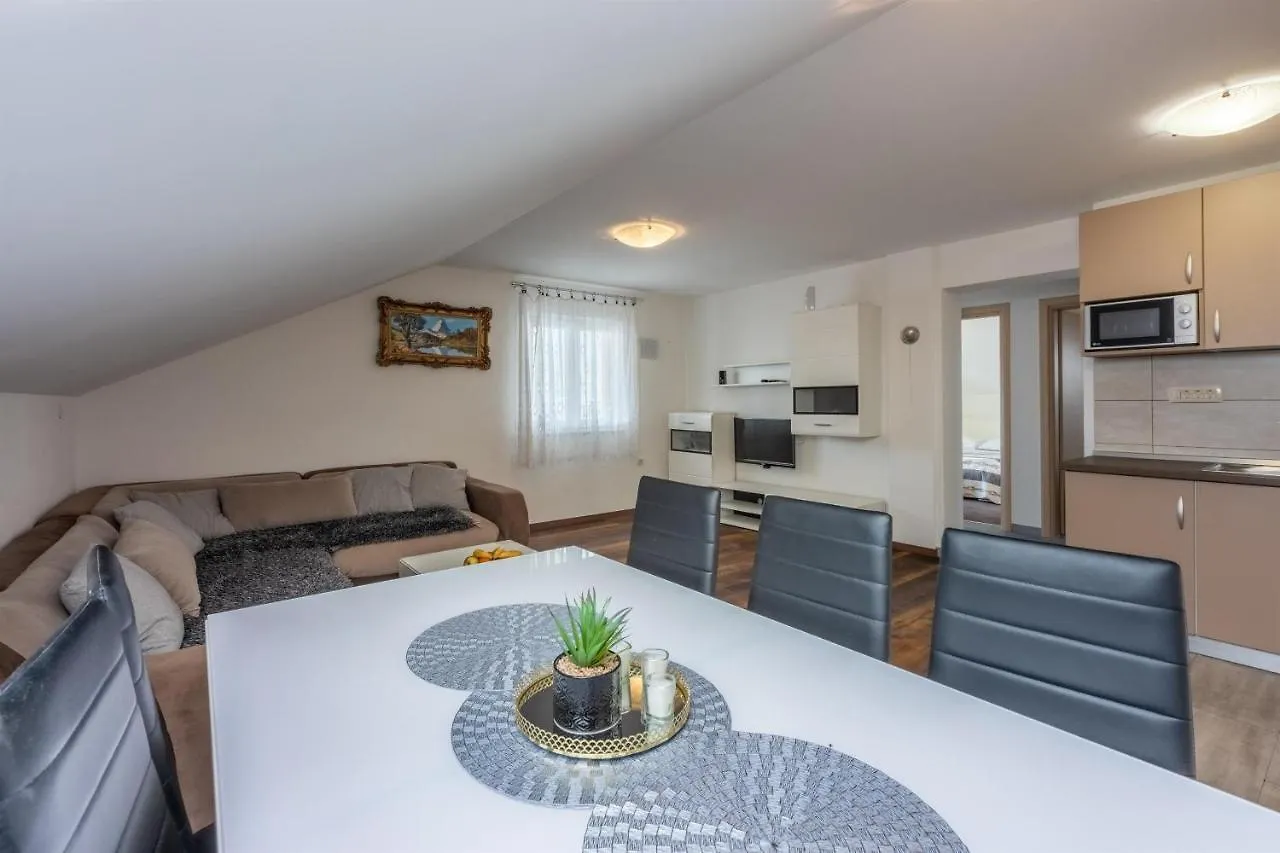 Apartments Mirela Crikvenica 0*,